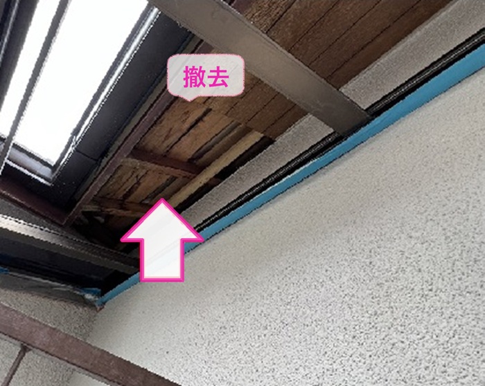 軒天の部分改修で既存のプリント合板を一部撤去している様子