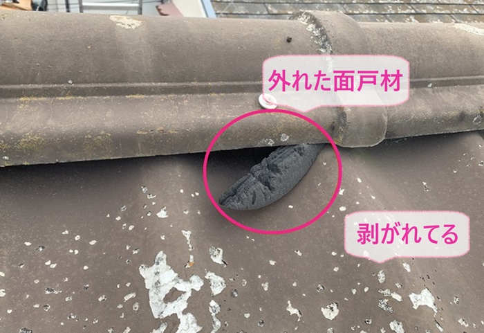 加古川市の貼り替え工事で既存のノンアスベスト屋根材が剥がれている様子