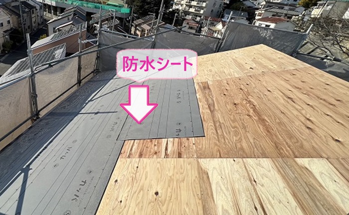 戸建て陶器瓦の貼り替えで防水シート貼っている様子