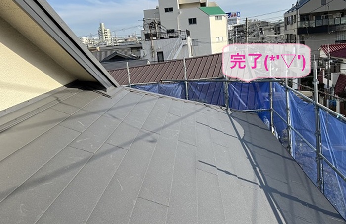 神戸市東灘区で入母屋造りの戸建てスレート屋根へ重ね葺き工事が完了した現場の様子