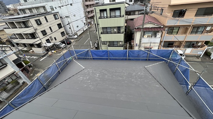 コロニアル屋根へのカバー工事で新しい屋根材を葺いた後の様子