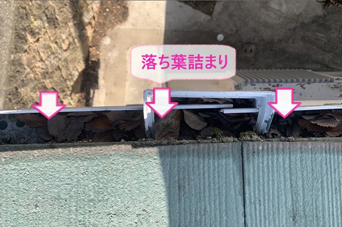 西宮市の雨樋交換工事で既存の軒樋に落ち葉が詰まっている様子