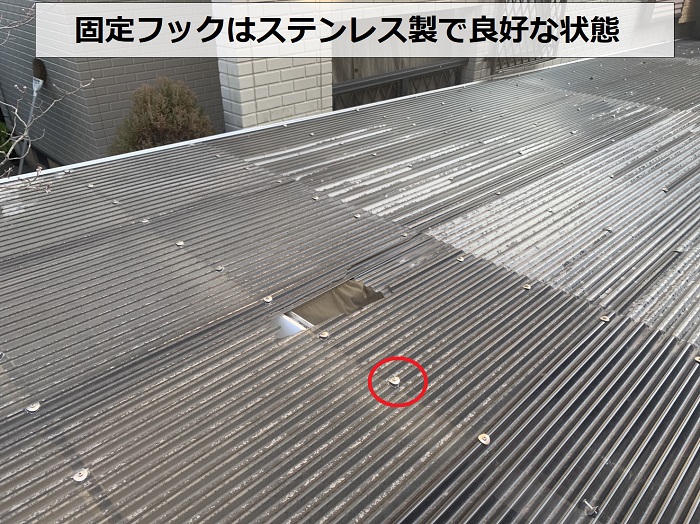 カーポート屋根の固定フックがステンレス製