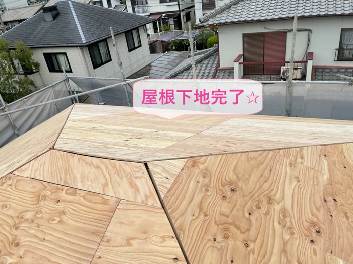 地震に強いルーガ鉄平を用いた屋根工事で下地用合板貼り