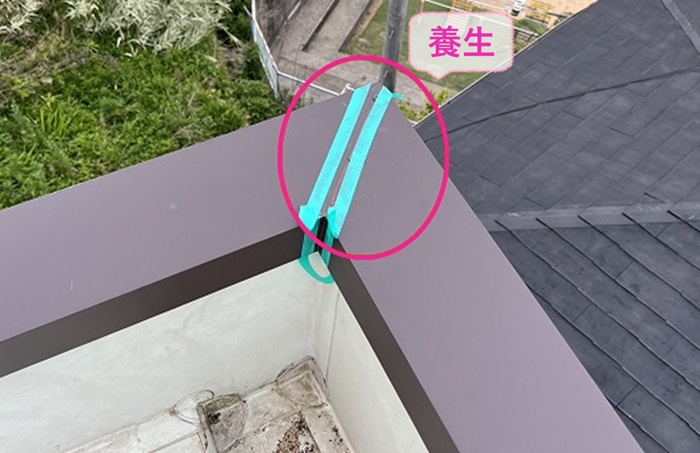 神戸市垂水区の雨漏り補修で笠木のジョイントに上からシーリングを打設してる様子