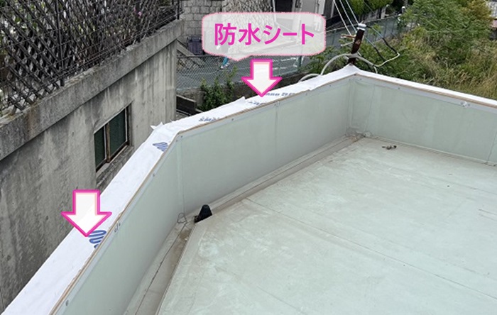 神戸市垂水区の雨漏り補修で屋上の笠木に防水シートを貼っている様子