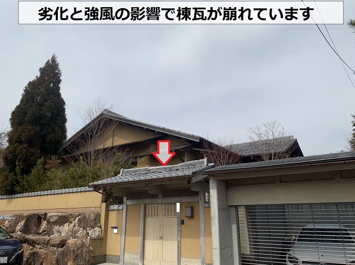 玄関屋根の棟瓦が崩れている様子