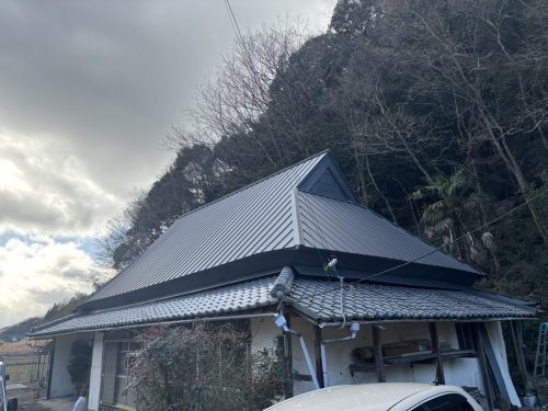 建物外観と工事完了後の屋根