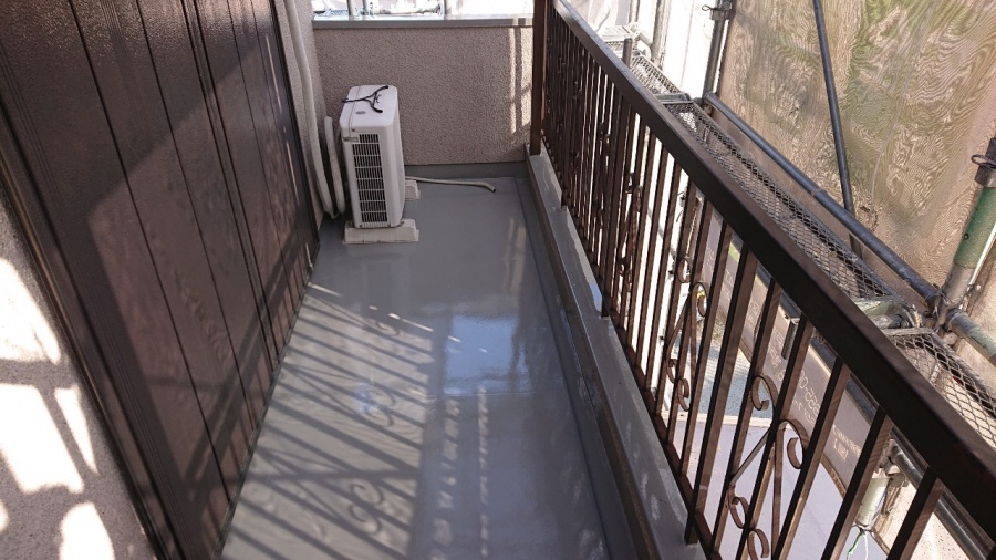 淡路市で雨漏り修理でトップコートを塗っている様子