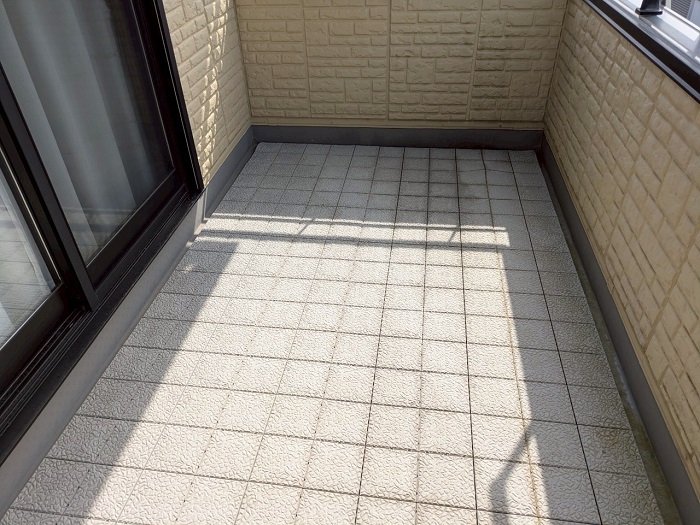 丹波篠山市で大和ハウス戸建てのベランダシート防水を優良業者が貼り換える前の様子