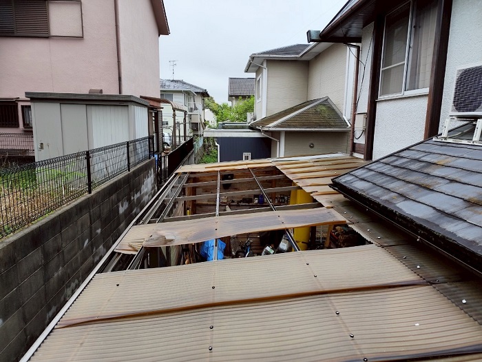 三木市で小波鉄板を用いてガレージ屋根の塩ビ製波板を張り替える前の様子