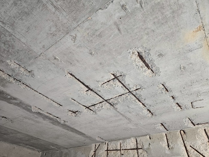 三木市で潜り車庫の天井補修で樹脂モルタルを使用する前の様子