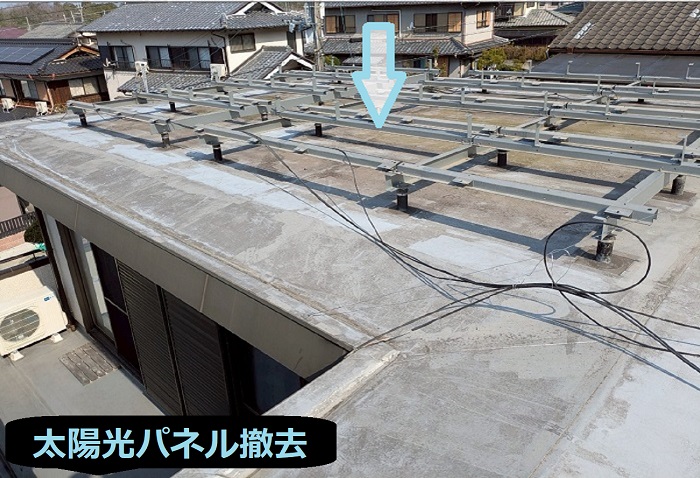 三田市でハウスメーカー戸建ての屋上塩ビシート防水機械固定工法を行う現場で太陽光パネル撤去