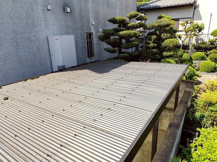 加西市でカーポート屋根の波板貼り替えでポリカ波板を使用する前の様子