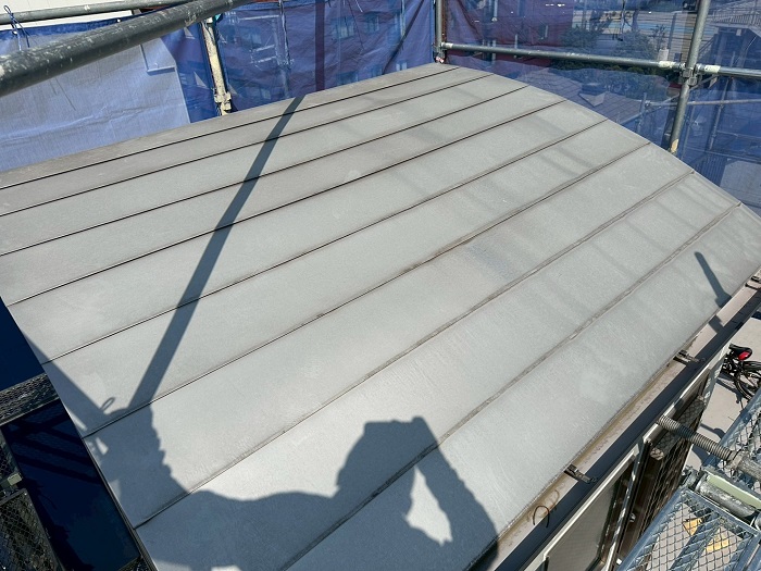 芦屋市で階段室上の金属屋根へ錆止め塗装する前の様子