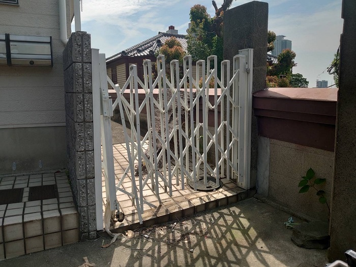 神戸市中央区で門扉取り替えを行う前の様子