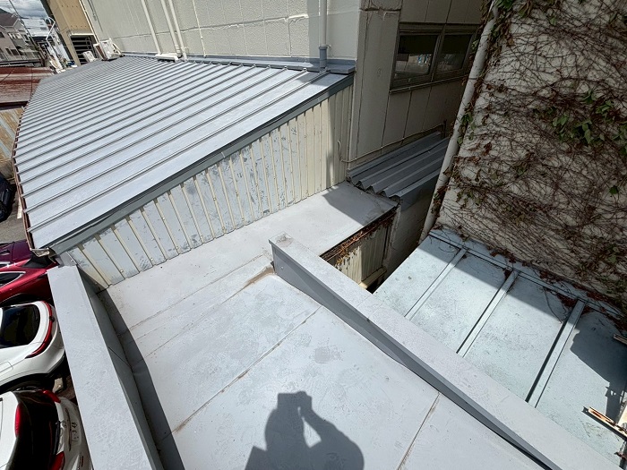 宝塚市でテナントの板金工事として雨漏り修繕を行う前の様子