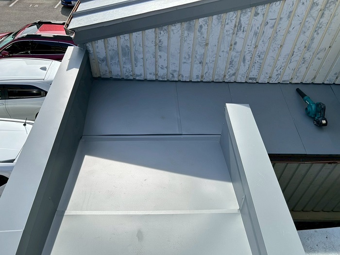 宝塚市でテナントの板金工事として雨漏り修繕を行った後の様子