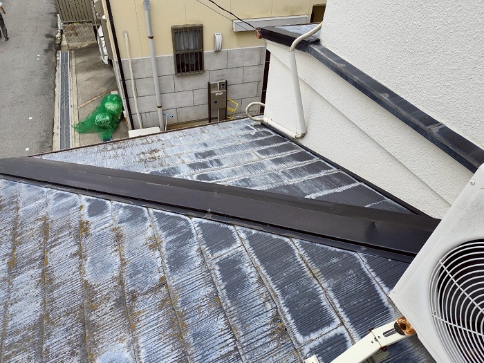 尼崎市でひび割れた下屋根のカラーベストに重ね葺き工事を行う前の様子