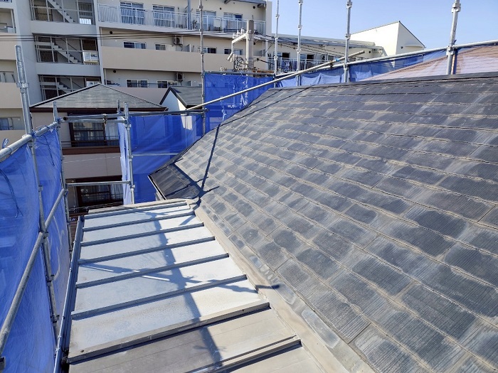 神戸市長田区で急勾配なスレート屋根と雨漏りしている増築部分の瓦棒を改修工事する前の様子