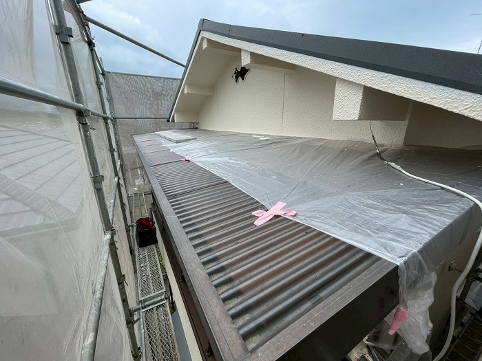 三木市で2階ベランダ屋根の波板をタキロンポリカ波板へ張り替える前の様子