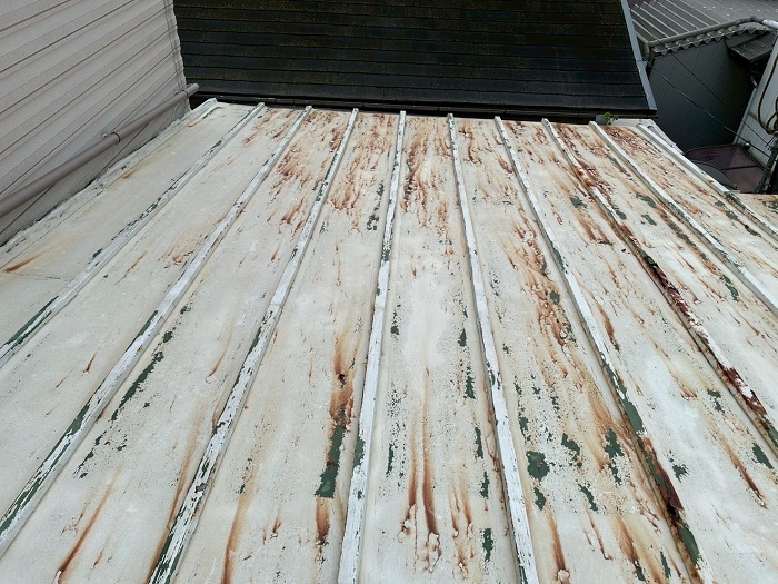 神戸市須磨区で貸店舗の雨漏り修理として老朽化した金属屋根の葺き替え工事を行う現場の様子