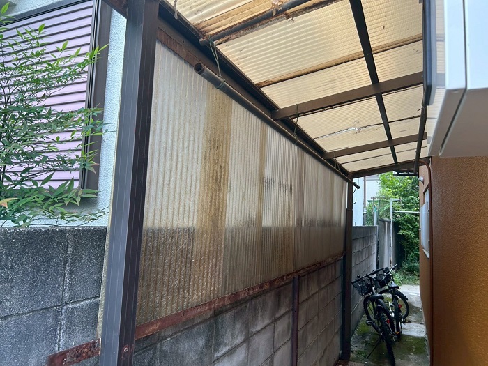 たつの市でサイクルポート屋根の波板をポリカ波板へ張り替える前の様子
