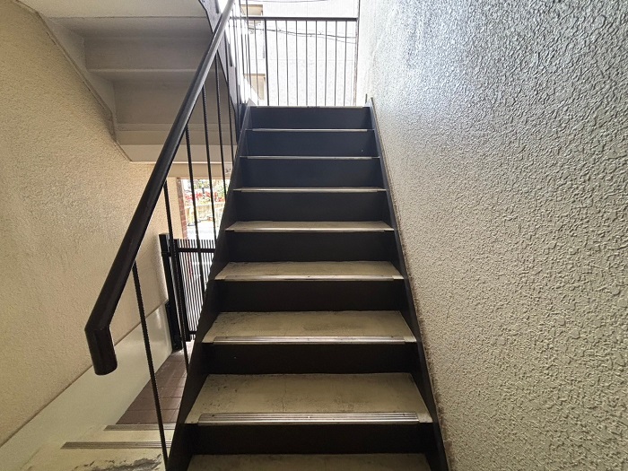 西宮市でタキステップを用いて老朽化したマンションの内部階段をリフォームする前の様子