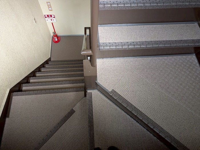 西宮市でタキステップを用いて老朽化したマンションの内部階段をリフォームした後の様子