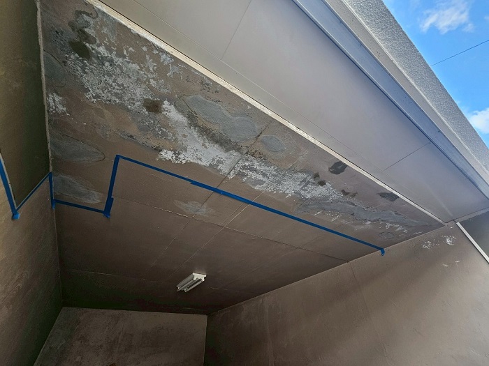 西宮市で天井補修として潜り車庫のモルタル剥がれを防ぐ工法を行う前の様子