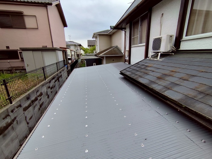 三木市で小波鉄板を用いてガレージ屋根の塩ビ製波板を張り替えた後の様子