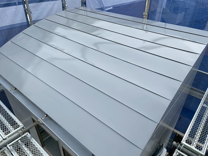 芦屋市で階段室上の金属屋根へ錆止め塗装した後の様子