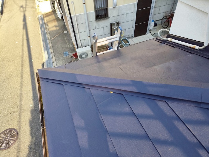 尼崎市でひび割れた下屋根のカラーベストに重ね葺き工事を行た後の様子