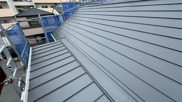 神戸市長田区で急勾配なスレート屋根と雨漏りしている増築部分の瓦棒を改修工事した後の様子