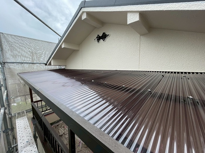 三木市で2階ベランダ屋根の波板をタキロンポリカ波板へ張り替えた後の様子