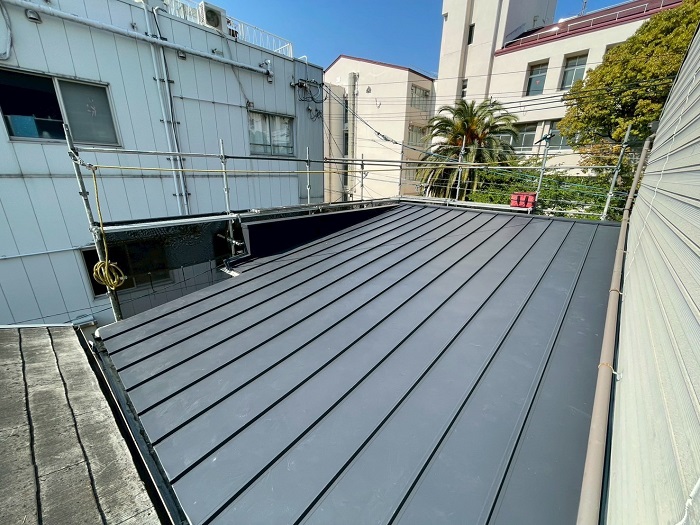 神戸市須磨区で貸店舗の雨漏り修理として老朽化した金属屋根の葺き替え工事を行った後の様子