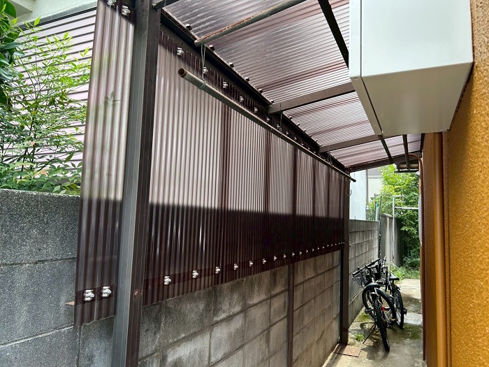 たつの市でサイクルポート屋根の波板をポリカ波板へ張り替えた後の様子