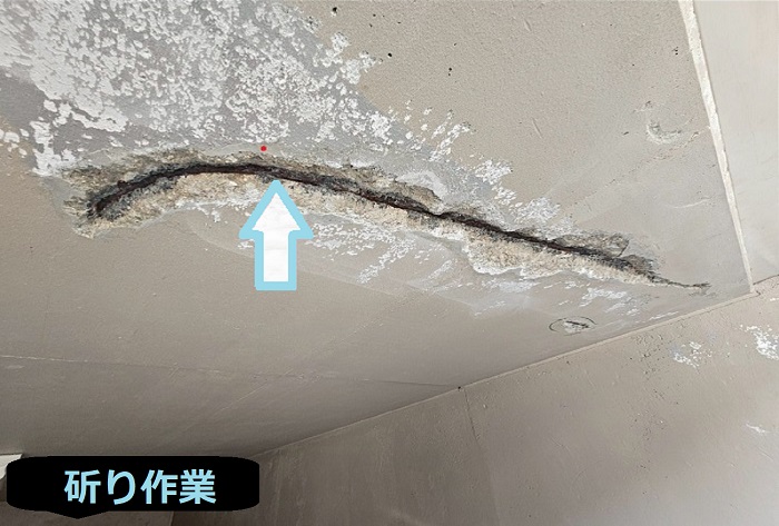 西宮市でガレージ内部の天井モルタル補修で軽量モルタルを使用する現場で斫り作業