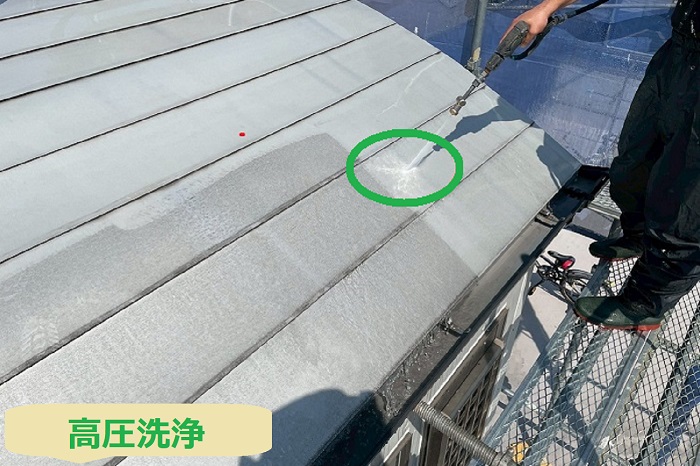 芦屋市で面積10㎡のR型金属屋根を日本ペイントで塗り替える現場で高圧洗浄