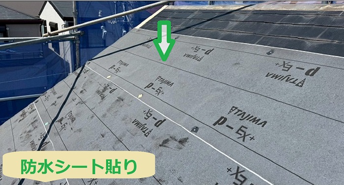 神戸市長田区で面積33㎡の3階建て片流れの屋根重ね葺き工事を行う現場で防水シート貼り