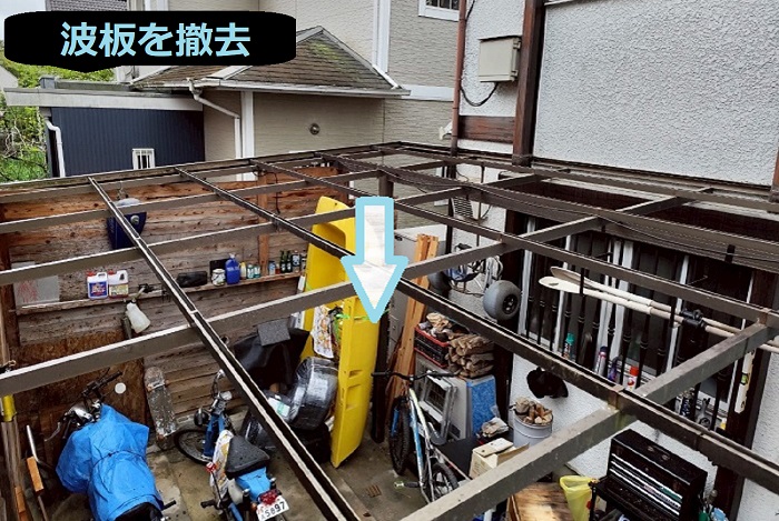 三木市で2台用ガレージ屋根の金属屋根へ交換する現場で波板撤去