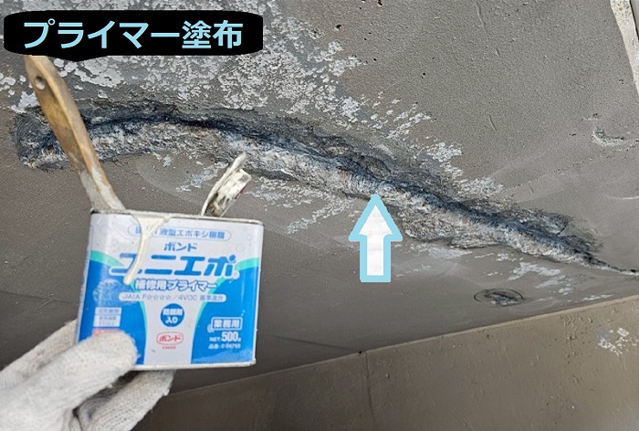 西宮市でガレージ内部の天井モルタル補修で軽量モルタルを使用する現場でプライマー塗布