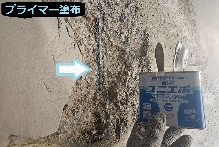 三木市でガレージ内部の天井修理として軽量モルタルを使用する現場でプライマー塗布