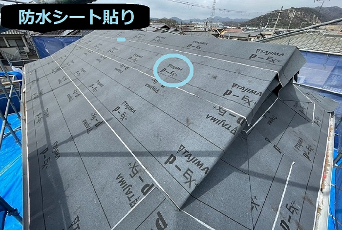高砂市で面積180㎡の日本瓦葺き替え工事でルーガを使用する現場で防水シート貼り