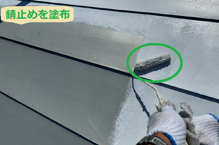 芦屋市で面積10㎡のR型金属屋根を日本ペイントで塗り替える現場錆止め塗布で錆止め塗布
