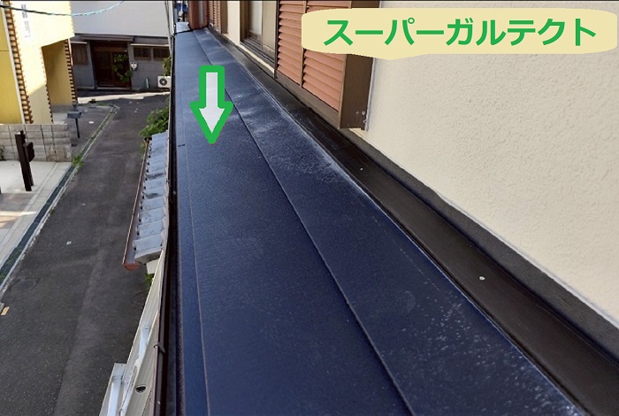 尼崎市で面積15平米の1階屋根、コロニアル屋根へカバー工事する現場でスーパーガルテクト葺き