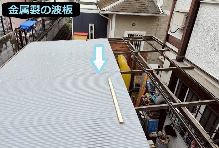 三木市で2台用ガレージ屋根の金属屋根へ交換する現場で波板貼り