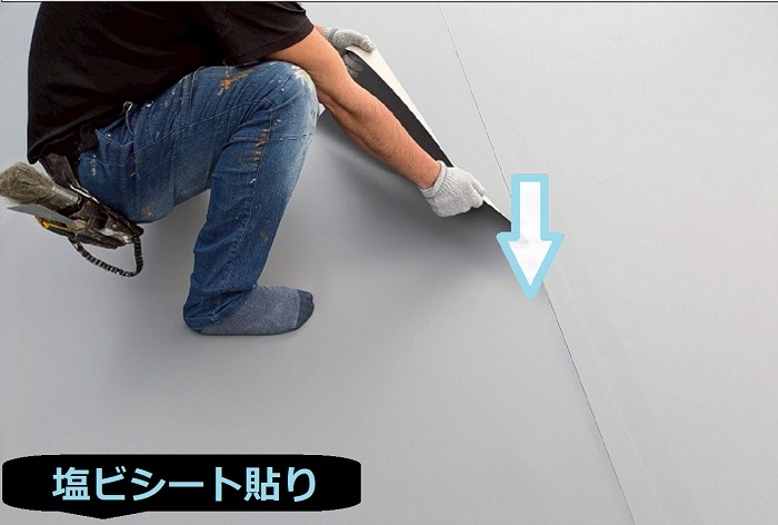 三田市でハウスメーカー戸建ての屋上塩ビシート防水機械固定工法を行う現場で塩ビシート貼り