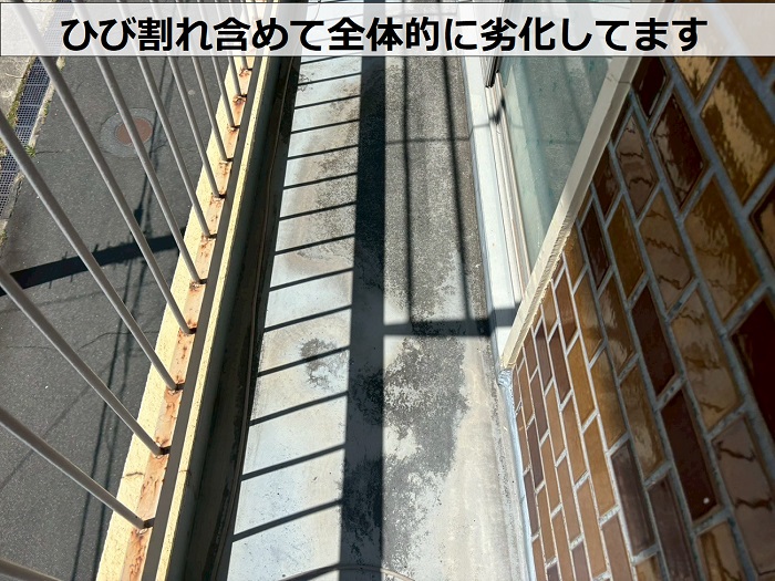 劣化したベランダ床