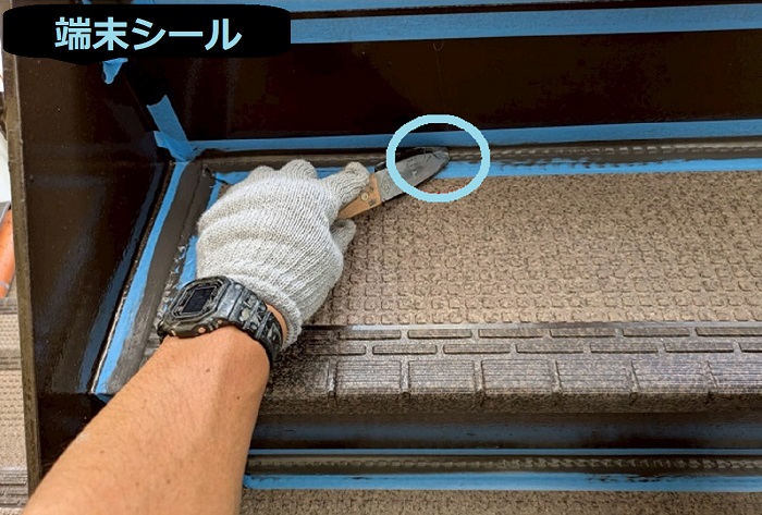 西宮市で集合住宅で階段46段の改修工事を行う現場で端末シール